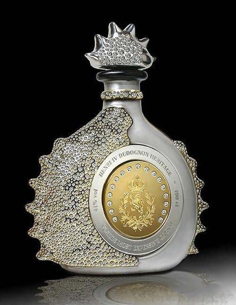 Самый дорогой коньяк на свете (2.000 000 у.е.), названый  король Генри четвертый” Henri IV Dudognon славен не только тем что занесен в книгу рекордов Гиннеса, как самый дорогой напиток в мире. Он имеет 100 летнюю выдержку, 41% алкоголя. Бутылка из 24 каратного золота украшенная 6.500 бриллиантами была продана в Дубае.