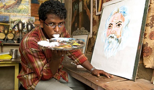 Индийский художник пишет картины языком.