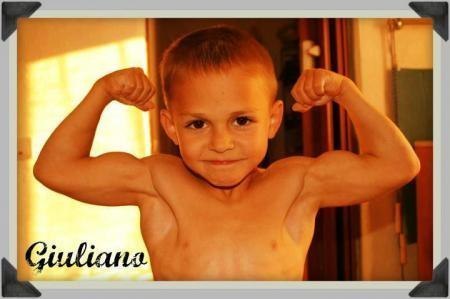 7-летний румынский мальчик Джулиано Строе благодаря своим невероятным физическим способностям попал в Книгу Рекордов Гиннеса.