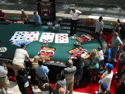Крупнейший покерный стол в мире