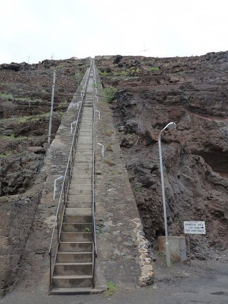Самая длинная прямая лестница в мире находится на острове Святой Елены.
