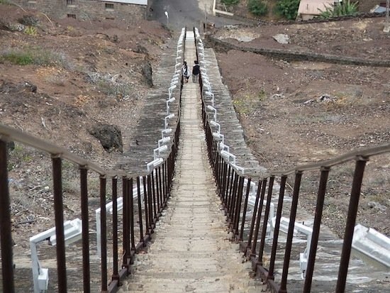 Самая длинная прямая лестница в мире находится на острове Святой Елены.