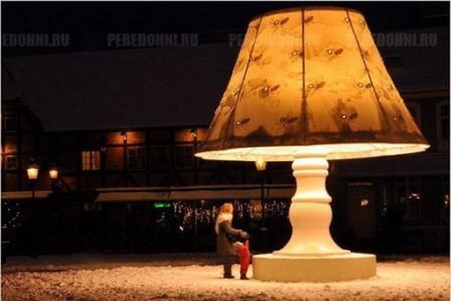 В одном из самых старейших поселений Швеции в городе Мальмё есть одна интересная достопримечательность - огромная, невообразимых размеров лампа. Каждый год перед рождеством ее выставляют на всеобщее обозрение. Ночью большая лампа смотрится особенно красиво. Эта лампа уже стала неотъемлемым атрибутом этого южного города Швеции.
