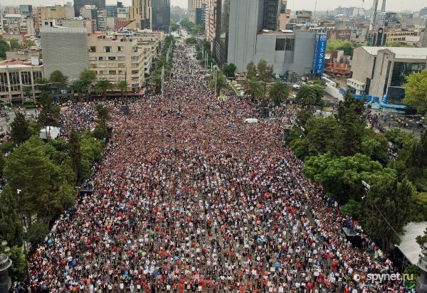 Самый большой и масштабный флешмоб в мире,занесенный в книгу рекордовГиннеса,флешмоб памяти Майкла Джексона в Мехико в танце под композицию «Thriller» приняли участие 12937 человек..