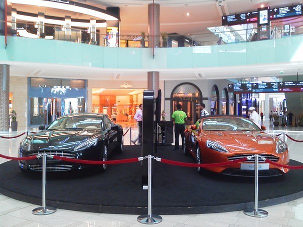 The Dubai Mall — самый крупный торгово-развлекательный центр в мире. Общая площадь центра составляет более 1,2 млн. м², торговая площадь — 350 244 м². Является крупнейшим торговым центром в мире по общей площади. В отношении размера торговой площади является шестым по величине в мире. Dubai Mall — главный проект фирмы Emaar Malls Group, подразделения группы Emaar Properties, занимающегося торговыми центрами. Торговый центр создан в соответствии с концепцией и масштабам строящегося района Дубай даунтаун — нового коммерческого и делового центра Дубая. Здесь под одной крышей находится 1 200 магазинов, а также культурные и развлекательные сооружения мирового уровня. К числу уникальных сооружений, разместившихся под крышей Dubai Mall, относится крупнейший в мире крытый аквариум, в котором можно увидеть более 33 000 рыб и морских животных, в том числе, акул и скатов. Через чашу аквариума, вмещающую 10 млн. литров воды, проходит туннель, застеклённый сверху, так что посетители могут с близкого расстояния рассмотреть обитателей аквариума, проплывающих над ними. Над аквариумом находится «Центр открытий», где можно подробнее ознакомиться с жизнью морей и океанов. Океанариум внесён в книгу рекордов Гиннеса как самый большой в мире крытый океанариум.
