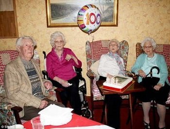 В Книге рекордов Гиннеса новый рекорд – британская семья Бартлетс (Bartletts) названа самой старой семьей в мире. Вместе на четырех сестер и брата приходится почти 500 лет. 102-летняя Кэтлин, 100-летняя Глэдис, 94-летняя Лиллиан, 92-летний Леонард и 86-летняя Кортни родились в начал 20-го века еще до того, как повсеместно провели электричество, и появились газовые печи. Сестры и брат пережили в родной Великобритании 19 премьер-министров, пять монархов, а также две Мировые войны.