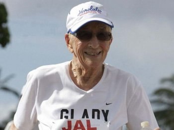 92-летняя Глэдис Беррилл из американского штата Гавайи побила мировой рекорд и стала самой старой женщиной в мире, которой удалось пробежать марафон за девять часов 53 минут