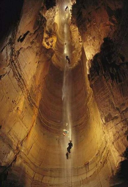 самая глубокая пещера в мире. Пещера А. Крубера (Воронья) находится в Абхазии на Гагрском хребте.