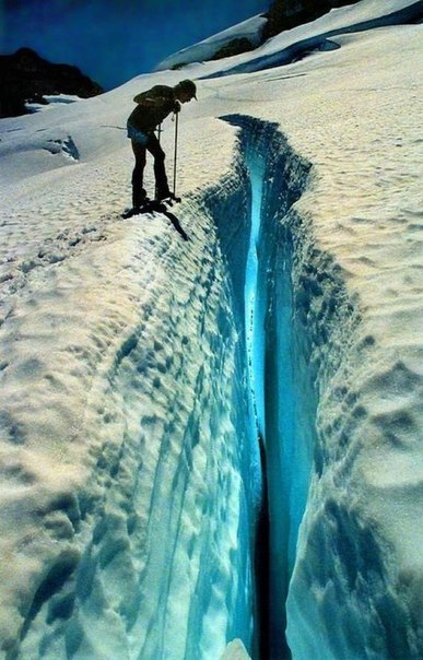 Ледник на горе Olympus, расположенной в штате Вашингтон (США). Освещение трещины вызвано солнечным светом, попадающим внутрь и отражающийся на стенах.