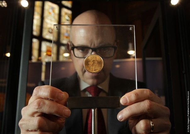 Уникальная золотая монета 30-х годов XX века достоинством 20 долларов носит название «Двойной орел». В 30-х годах отказ от золотого стандарта привел к изъятию из обращения монет из этого драгоценного металла, и почти все «двойные орлы» были отправлены на переплавку. Десять монет выпуска весны 1933 года были похищены из хранилища министерства финансов. Американским спецслужбам удалось найти и вернуть все, кроме одной – этой самой. «Двойного орла» удалось найти почти полвека спустя – британский коллекционер Стивен Фентон приобрел монету в Лондоне и приехал с ней в Нью-Йорк, где его арестовали федеральные агенты США. После пяти лет судебных разбирательств американское правительство достигло с ним соглашения: монета является собственностью США, но ее можно продать.