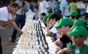 Победа над самым большим количеством противников в одновременной игре в шахматы 