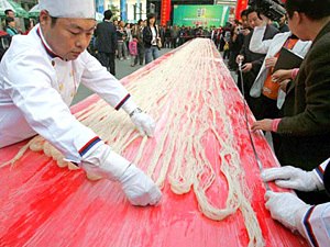 В Китае изготовили лапшу длиной более 1,7 километра