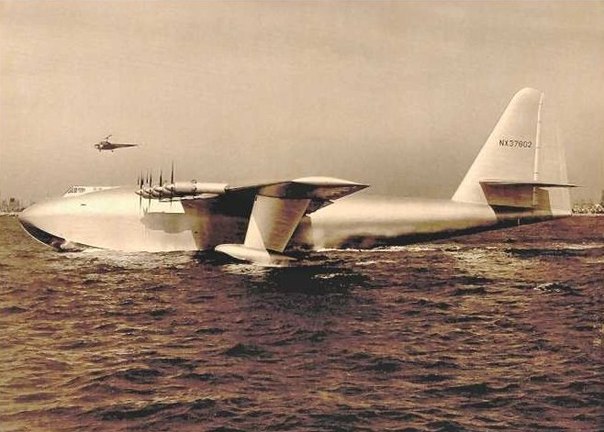 Рекордный размах крыльев — 98 метров — принадлежал американскому самолёту Хьюз H-4 Геркулес. Точнее, это была деревянная летающая лодка для транспорта грузов. Она была построена в ходе Второй Мировой войны, однако совершила всего один полёт на высоте 21 метр, после чего её отправили в музей.