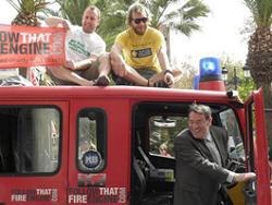 Британцы совершили кругосветное путешествие на пожарной машине 
