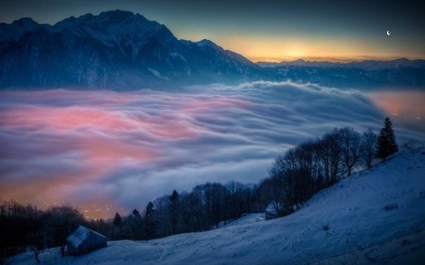 Луна и туман над поселком Трюббах, Швейцария