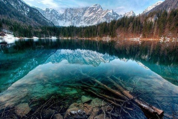 Кристально чистое озеро в Канаде