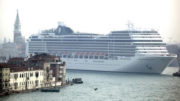 Круизный лайнер MSC Magnifica длиной 293 метра заходит в порт Венеции.