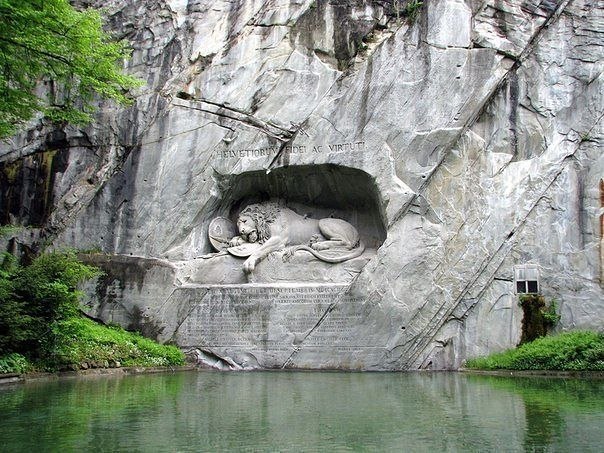 Знаменитый во всём мире памятник Люцерна (Швейцария) — Умирающий лев. Он был высечен в скале в память швейцарцев, героически павших в 1792 году в битве при Тюильри. Американский писатель Марк Твен назвал эту скульптуру самым печальным и трогательным изваянием из камня.