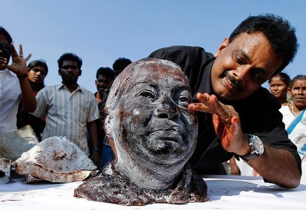 Индийский скульптор Хуссаини создает бюст главного министра Тамил Наду, Джайялалиты Джайарам, из 11 литров собственной замороженной крови.