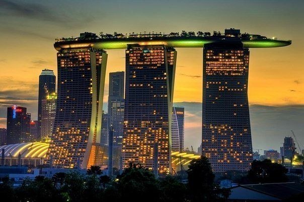 Один из самых необычных, высоких и дорогих отелей мира- Marina Bay Sands в Сингапуре.