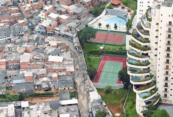 Фавелы, Бразилия. Четкая граница между богатыми и бедными