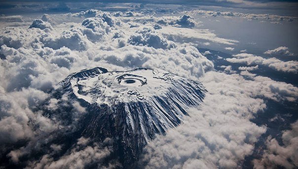 Килиманджаро - потенциально активный стратовулкан на северо-востоке Танзании, высочайшая точка Африки над уровнем моря (5895 м).