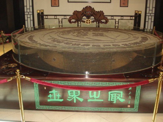 Пуэр - гигант от "Lu Da Cha Shan": компания попала в книгу рекордов Гиннеса изготовив в 2004 году чайный блин весом 3600 кг. и диаметром 3,28 метра.