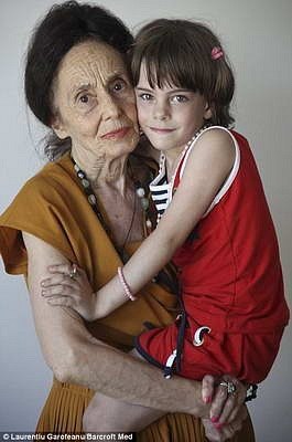 В 66 лет румынка Адриана Илиеску (Adriana Iliescu) родила своего первого ребенка – дочь Элизу, благодаря чему она стала старейшей матерью в мире, отмеченной Книгой рекордов Гиннеса. Сейчас ее девочка пять лет, и румынка хочет родить ребенка еще.