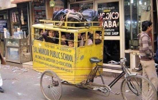 Школьный автобус в Индии.