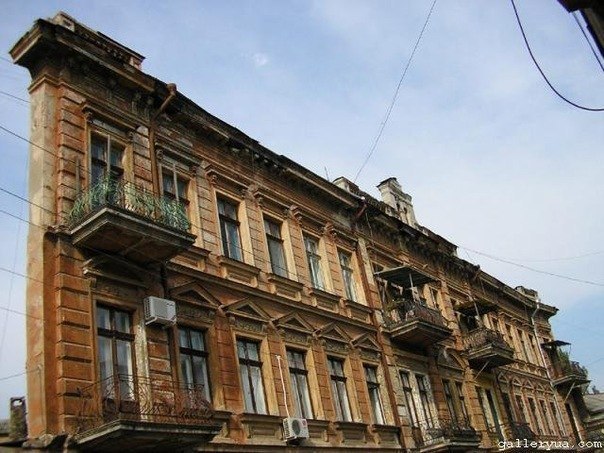 В Одессе есть дом, который при определенном вашем местоположении выглядит плоским.