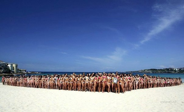 В сентябре прошлого года журнал Cosmopolitan Австралия провел грандиозную акцию! 1000 девушек в бикини выложили на пляже слово Cosmo, попали на страницы издания и в книгу рекордов Гиннеса!