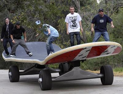 Самый большой в мире скейтборд... Этот необычный вид транспорта смастерили завсегдатаи Калифорнийского скейт-парка. Гигантская доска достигает 1,1 м в высоту, 2,642 м в ширину и 11,15 м в длину.