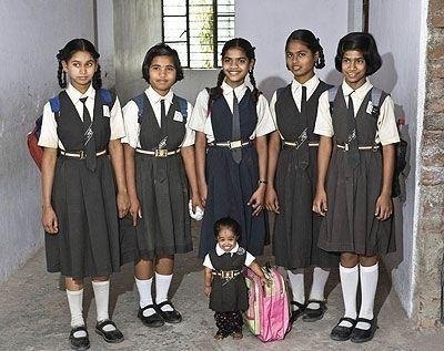 Оказывается дюймовочка это не вымышленный персонаж, а настоящая маленькая девочка из Индии. Йоти Амгэ из индийского города Нагпур является самой маленькой девочкой в мире, согласно Индийской книге рекордов. 15-летняя школьница имеет рост всего 58 см и весит 5 кг.