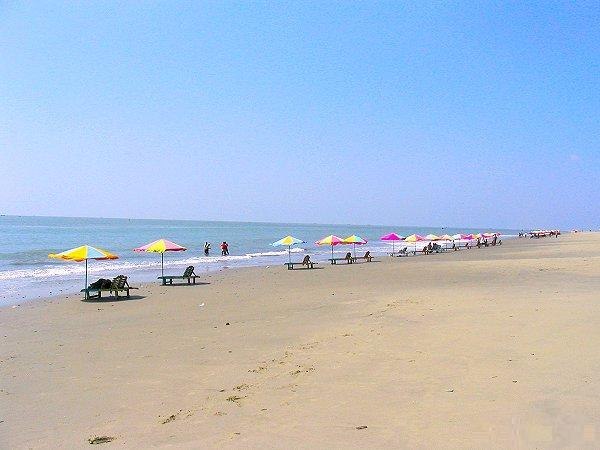 Самым длинным в мире пляжем является бангладешский Cox s Bazar, протяжённость которого равняется 120 км. Он начинается неподалёку от города Читтагонга, а заканчивается на границе с Мьянмой. Это достижение зарегистрировано в «Книге рекордов Гиннеса».