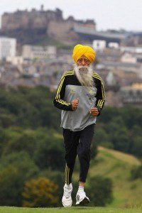 Разве есть границы возраста для занятия спортом? Их нет! Еще раз это доказывает нам старейший в мире марафонец Фауджа Сингх. Индийский марафонец пообещал бегать до самой смерти. Фауджа Сингх родился 1 апреля 1911 года