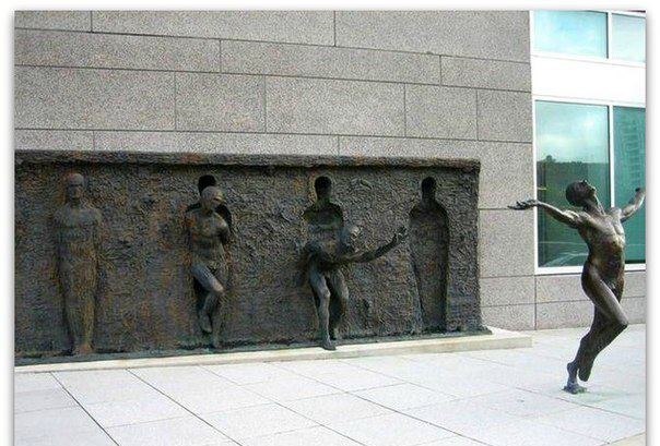 Скульптурная композиция Зеноса Фрудакиса (Zenos Frudakis) «Свобода»в Филадельфии, символизирующая освобождение от внутреннего напряжения и борьбы, была создана в 2000 году.