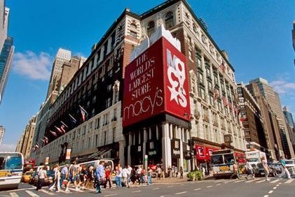 Согласно записи в книге рекордов Гиннеса, самым большим универмагом в мире является Нью-Йоркский Macy s, которому недавно исполнилось 150 лет. 