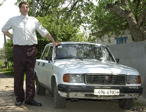 Украинец Леонид Стадник стал самым высоким человеком в мире. Сейчас Леониду 35 года, и рост его составляет 253 см - это на 17 см выше, чем рост рекордсмена Книги Гиннеса тунисца Радхуана Чарбиба.
