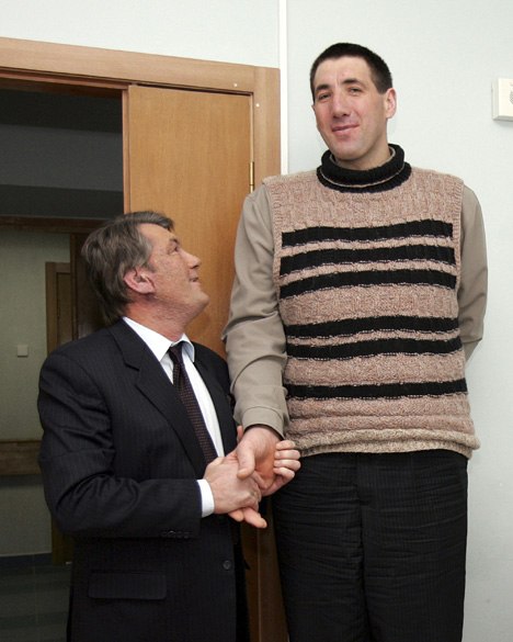 Украинец Леонид Стадник стал самым высоким человеком в мире. Сейчас Леониду 35 года, и рост его составляет 253 см - это на 17 см выше, чем рост рекордсмена Книги Гиннеса тунисца Радхуана Чарбиба.