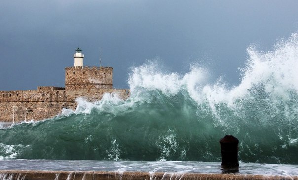 Мощная волна на побережье Греции