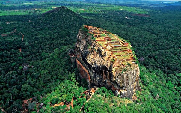 Сигирия (Львиная скала) — это древняя горная разрушенная крепость с остатками дворца, расположенная в центральном районе Матале на Шри-Ланке.