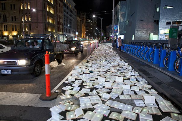 Тысячи книг на дорогах Мельбурна 