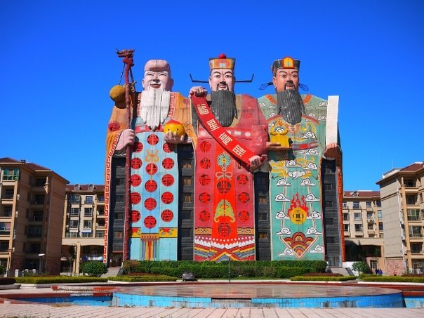 Отель Tianzi в китайском городе Лангфанг в провинции Хэбэй поражает посетителей с первого взгляда. Построен в 2001г. и попал в книгу Рекордов Гиннеса как самый большой дом-скульптура.