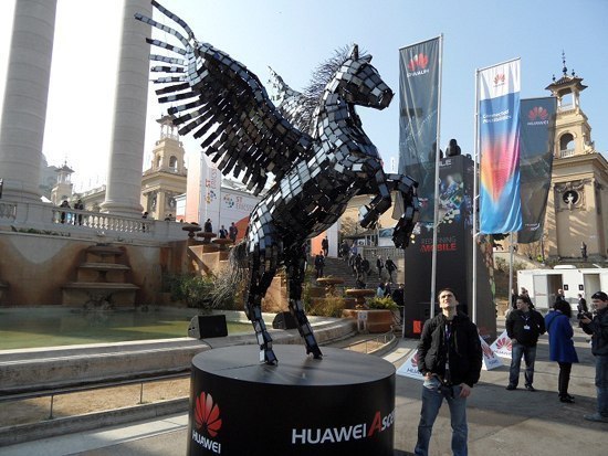 В Барселоне (Испания) на всемирном конгрессе мобильной связи 2012 была представлена уникальная статуя мифического крылатого коня Пегаса, сделанного полностью из смартфонов.