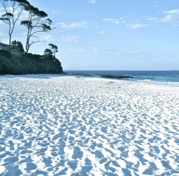 Пляж Hyams Beach в бухте Джарвис, Австралия, занесен в книгу рекордов Гиннесса, как пляж с самым белый песком на земле. Говорят, что очутившись на Hyams Beach, кажется, будто вокруг лежит снег или несметные запасы мелкой поваренной соли.