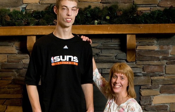 Самым высоким подростком на Земле является 18-летний американец по имени Brenden Adams. 244 cm