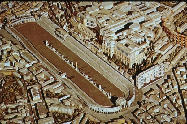 Ипподром в Древнем Риме под названием Circus Maximus являлся самым вместительным спортивным сооружением – в нем вмещалось четверть миллиона зрителей, то есть каждый четвертый житель Рима