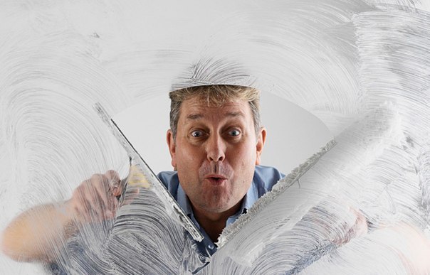 Самым быстрым мойщиком окон в мире по праву считается англичанин Terry Burrows. Он сумел помыть три стандартных офисных стекла (114.3 x 114.3 см.) за 9.14 секунд, используя 30-сантиметровую резиновую швабру и 9 литров воды.