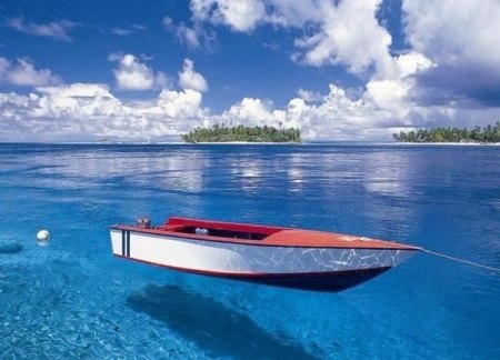 Вода на Мальдивских островах настолько прозрачна, что из лодки можно увидеть свою тень на дне моря!