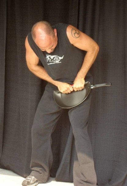 30 июля 2007 года. На фото Скотт Мерфи из Миртл Бич (штат Южная Каролина). Этому мужчине удалось согнуть тридцати сантиметровую в диаметре сковородку за 30 секунд. То, что осталось от сковородки в обхвате составило 17,46 см.